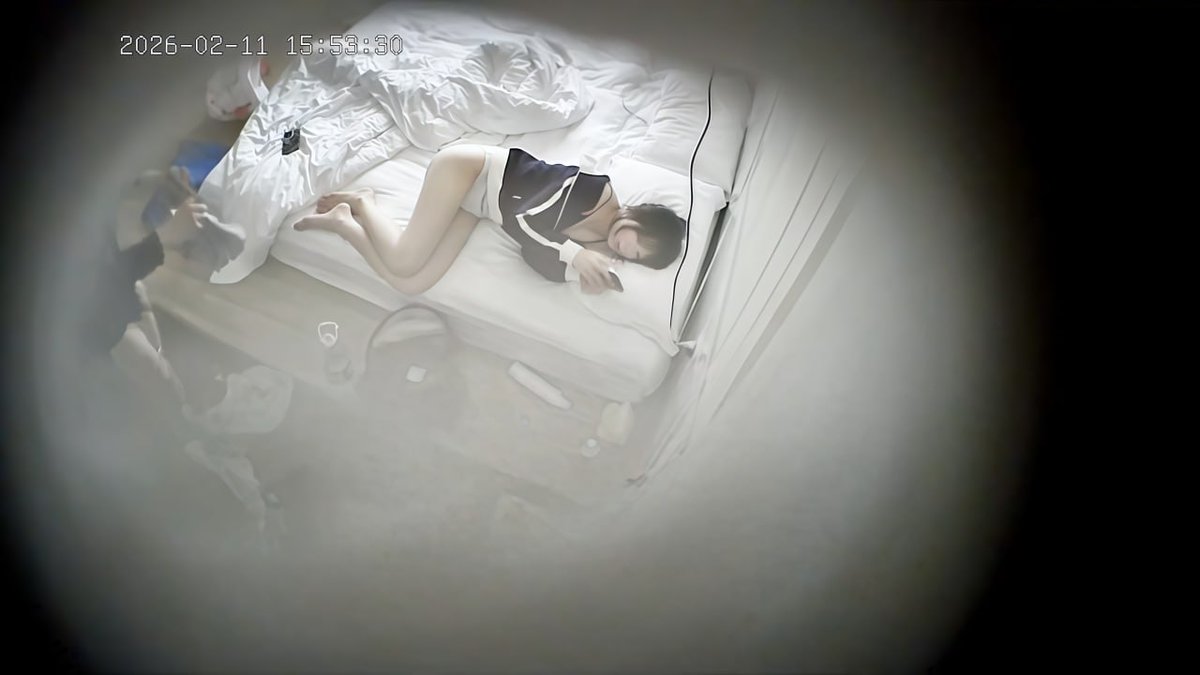 隐藏式摄像机监控，连续入住三天的嫩妹跟男友酒店疯狂做爱，两个巨乳真挺 小伙看见两眼发光 又抓又舔的，先用手指和情趣道具把嫩穴弄湿再用鸡巴插入，各种姿势爆操 叫床 呻吟不断，床上操到沙发上，天天不是在做爱 就是在调情 整个房间都是精液的味道，连续住了三天 都数不清干了多少炮了。 https://t.co/FNEfpxWq56