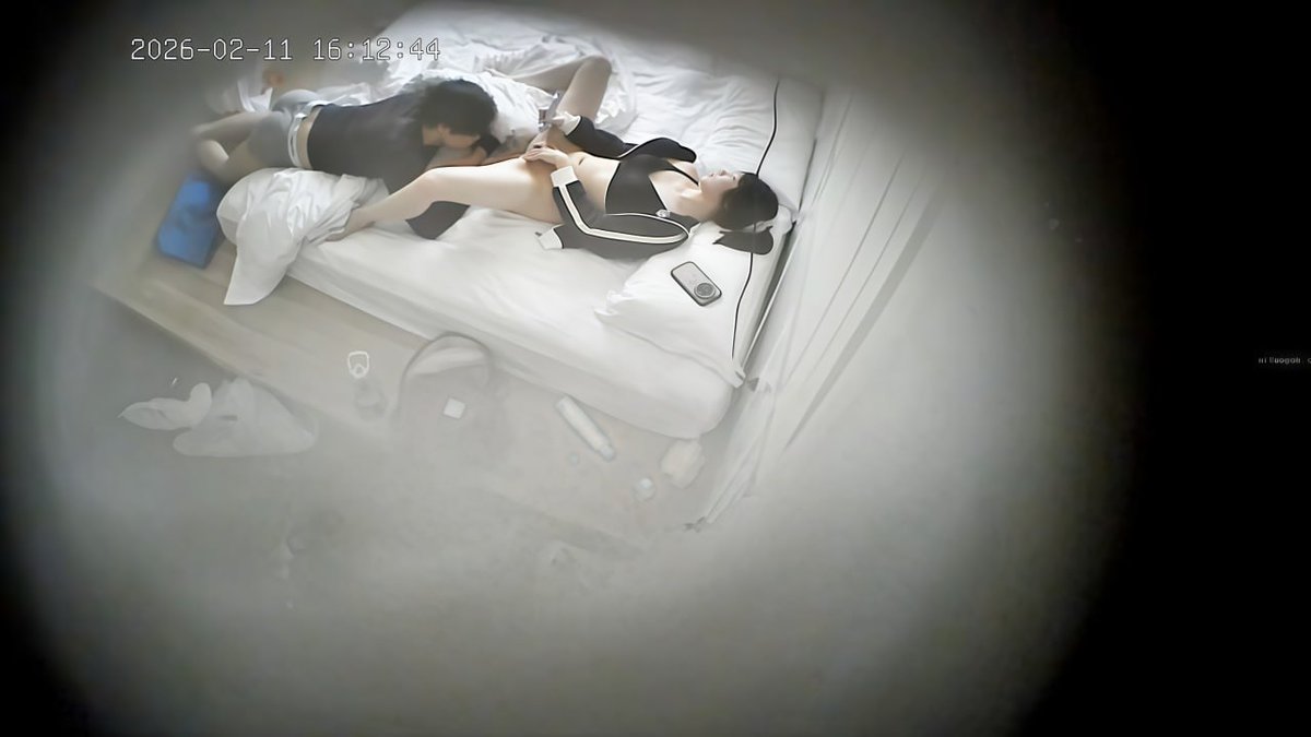 隐藏式摄像机监控，连续入住三天的嫩妹跟男友酒店疯狂做爱，两个巨乳真挺 小伙看见两眼发光 又抓又舔的，先用手指和情趣道具把嫩穴弄湿再用鸡巴插入，各种姿势爆操 叫床 呻吟不断，床上操到沙发上，天天不是在做爱 就是在调情 整个房间都是精液的味道，连续住了三天 都数不清干了多少炮了。 https://t.co/FNEfpxWq56