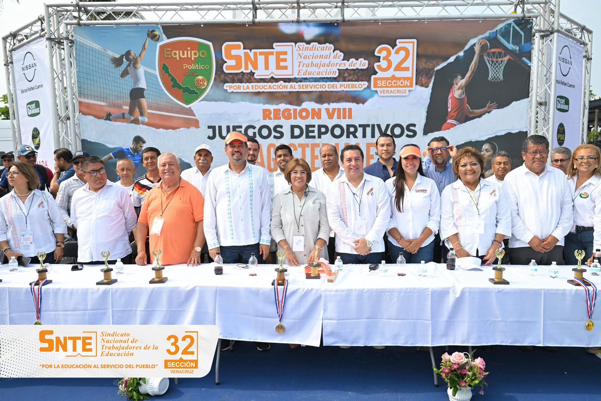 snteseccion32's tweet photo. Entre el ánimo jarocho, la fuerza del puerto y el espíritu de equipo que distingue al magisterio, la Región VIII SNTE Sección 32 vivió una jornada llena de identidad y compañerismo. ⚽🏀🏐

#SNTE32 #EquipoPolítico https://t.co/Cg6VYkAYmM