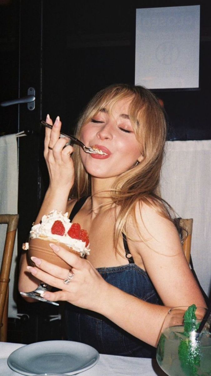 holyforbizzle's tweet photo. happy birthday to this angel 💜 been stanning this girl since day 1, truly talented, pretty, kind, smart and gracious, @SabrinaAnnLynn you deserve the entire world and more, best wishes and lots of love 💕 happy birthday 🎂 🎉 🎈 🎉 https://t.co/q05KyVRZrW