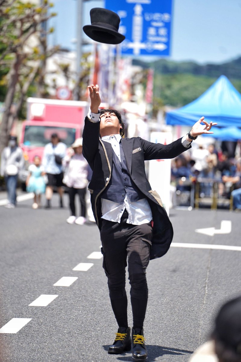 jy_skyadd's tweet photo. 5/10 ひたち国際大道芸
Entertainer Hi2 さん
常陸多賀 その1
常陸多賀には初めて来ました。学生風ボランティアの子供たちが楽しそうに活動していてなんだか嬉しく思いました。そんな街のお祭りの中でのパフォーマンス、こういうのも良いですね。☺️
#Hi2
#ひたち国際大道芸 https://t.co/24Zs4VUJLt