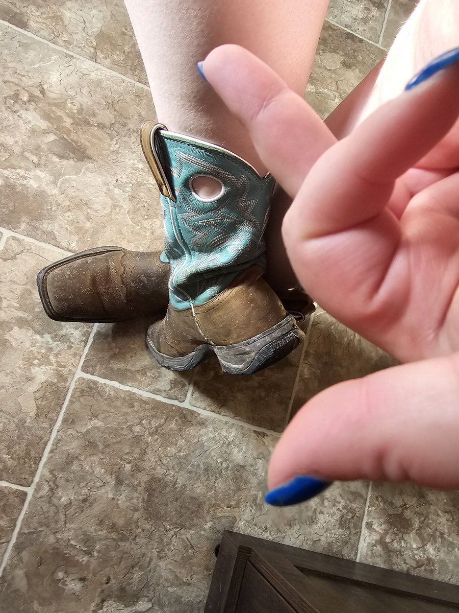 AutumnMarie717's tweet photo. Got a little dirty doing yard work, bet you want to lick them clean 😋 https://t.co/zXkHk4DBKR