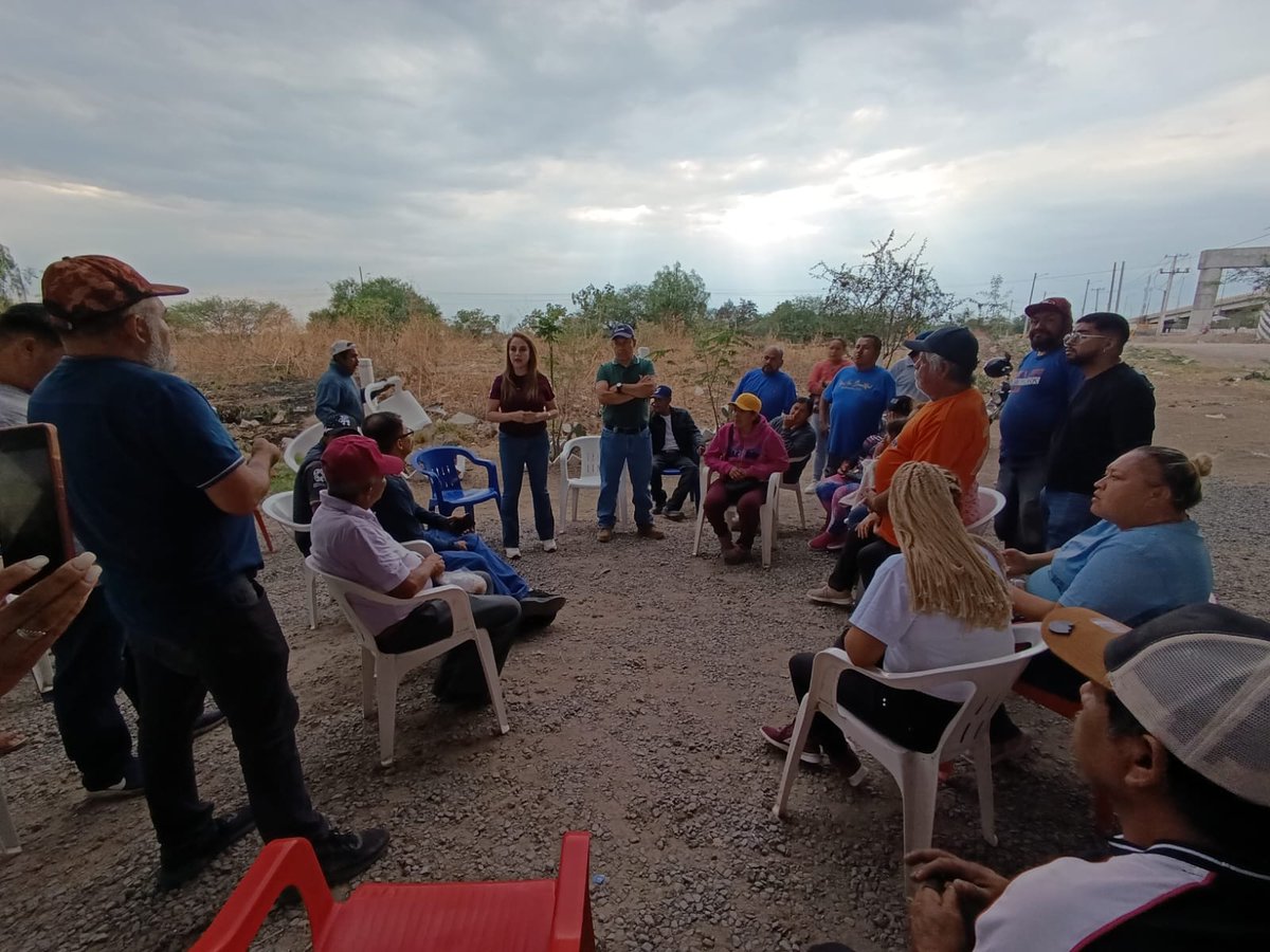GabrielDuranOr2's tweet photo. El día de hoy acudimos al asentamiento  San Juan de Abajo, mi compañera Regidora @VanessaMDOmx  y su servidor nos reunimos con ciudadan@s de este asentamiento para revisar la problemática que existe en tener un paso vehicular más cercano al poblado el actual está muy retirado!! https://t.co/r9o5sUAbRa
