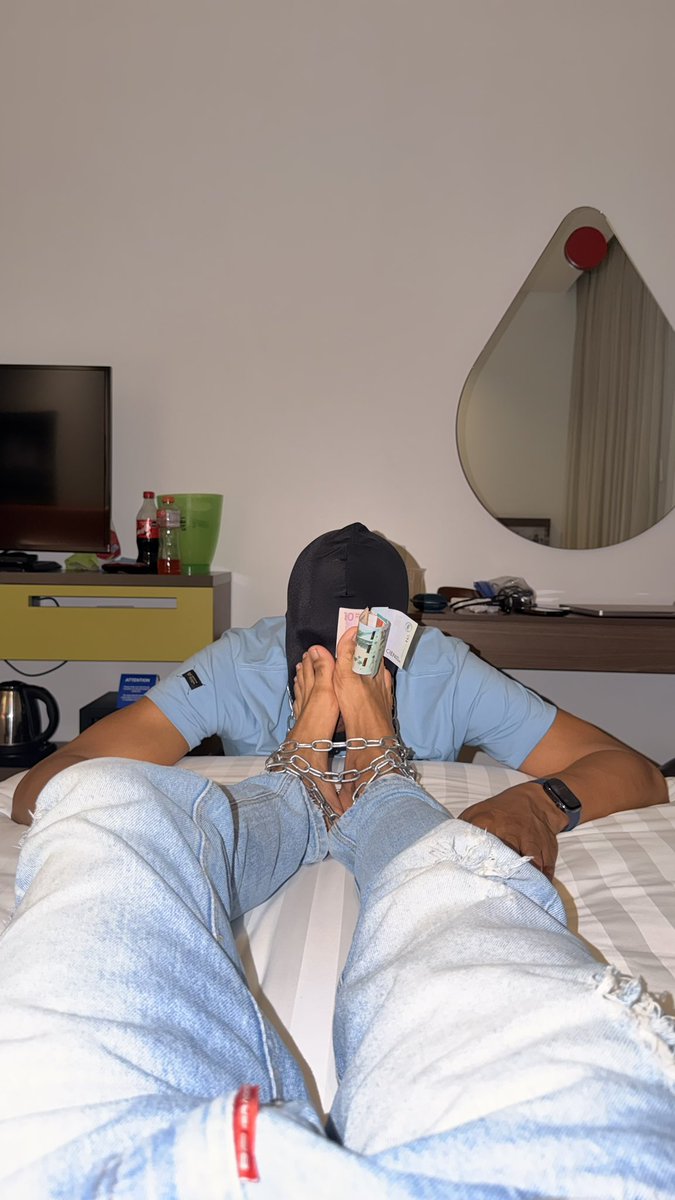 Dazofindom's tweet photo. A perfect slave before my powerful feet. My slave had no way out and I had to destroy his wallet https://t.co/04EvsHN6jk