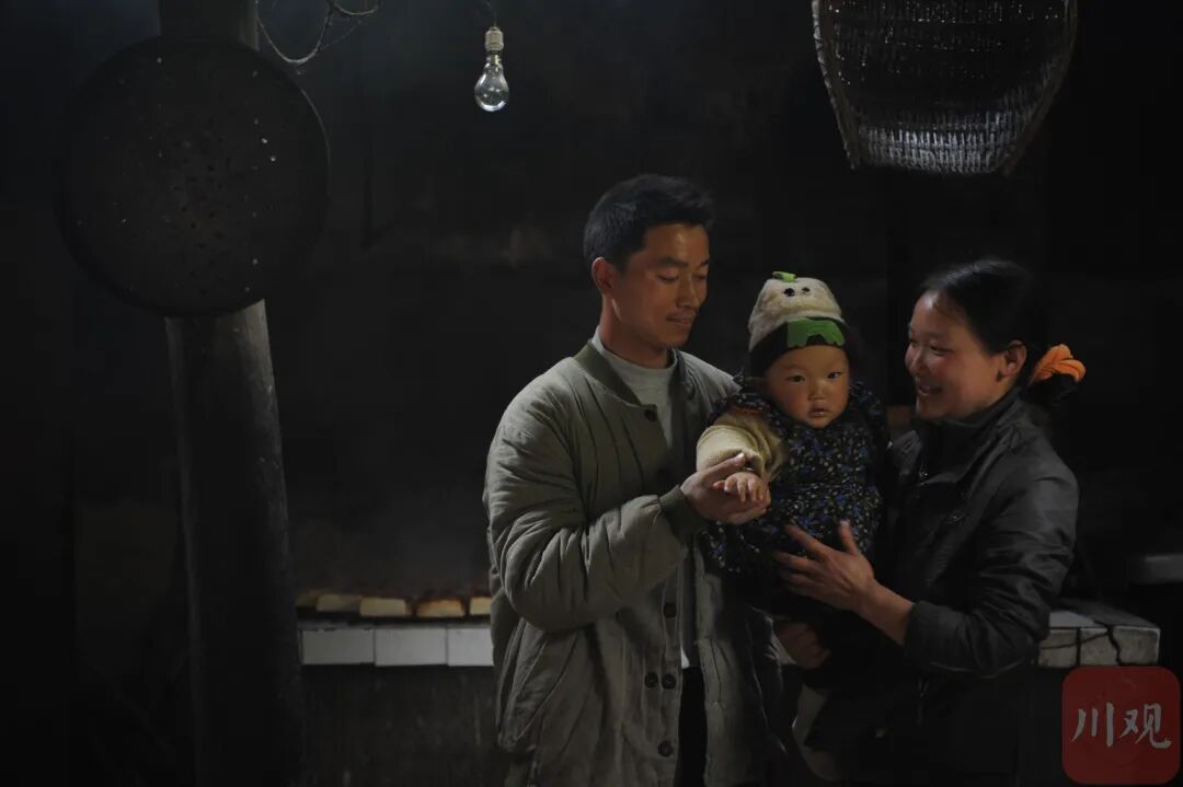 visionsichuan's tweet photo. 那个汶川特大地震时出生、小名叫“震生”的男孩,今天18岁了! 生命永远顽强绽放。
18 years have passed since the Wenchuan Earthquake.
The baby born amid the ruins and tremors is about to embrace his 18th coming-of-age ceremony.
Life always blooms tenaciously. #ComingOfAge #LifePrevails #wenchuanearthquake #成人礼