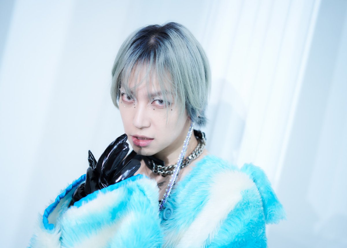 million_d_o's tweet photo. 【8月上旬お届け予定】

CHAINED EAR HOOK

19TH ANNIVERSARY LIVE 「CEREMONY」で武瑠が衣装としても使用したロングチェーンイヤーフック。
問い合わせ多数につき、蝶ロゴオリジナルパーツをつけた特別仕様で発売。

▼SHOP （PRE ORDER: 〜5/23 23:59）
https://t.co/nswuqkK2xC https://t.co/9owXzRmcN6