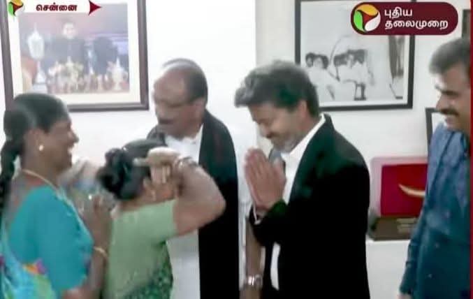 selvachidambara's tweet photo. பொதுவாக விஐபி வீடுகளுக்கு வருகை தரும் விவிஐபி-களை சந்திக்க வீட்டுப் பணியாளர்களை அவ்வீட்டுக்காரர்கள் அனுமதிக்க மாட்டார்கள்... எதிரில் நடமாடக் கூட விட மாட்டார்கள்...

அந்த வகையில் மூத்த தலைவர் வைகோவும், குடும்பத்தினரும் உயர்ந்து நிற்கிறார்கள்....

அப்பெண்மணிகளுக்கு என்னவொரு மகிழ்ச்சி...😍😍