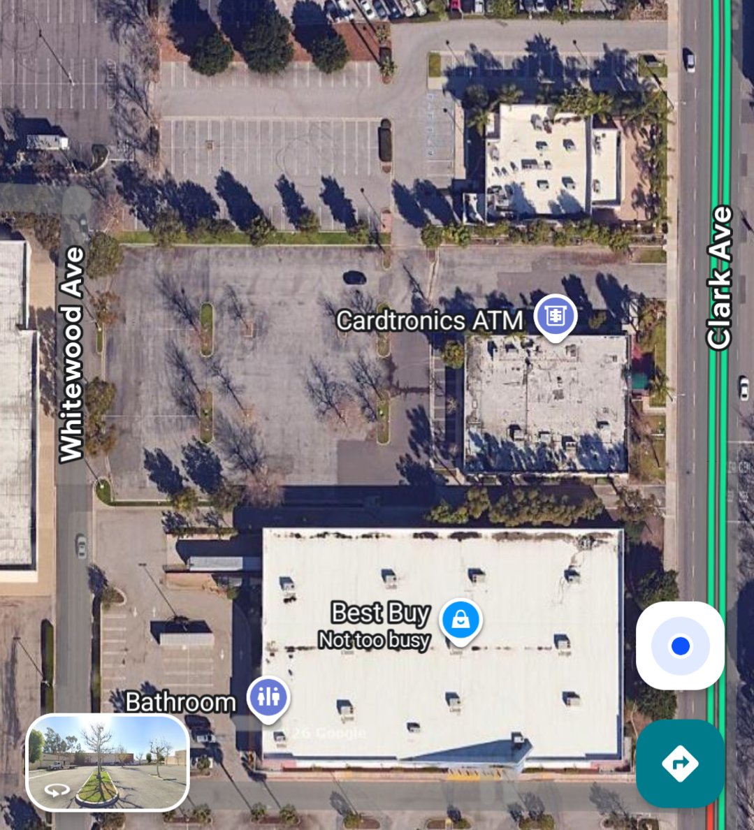 Dvann562's tweet photo. Ya know, if *cough* @RoveCharging decides to open in Lakewood, CA. Specifically, at the Lakewood Mall *ahem ahem... Those two buildings are vacant. https://t.co/E62W0c5GEt