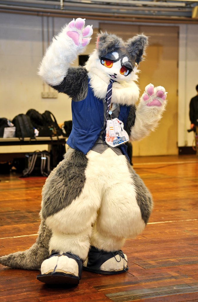 わっ！
驚かした罰にもふもふしちゃうぞー！🐾

#FursuitEveryday
#ケモすて