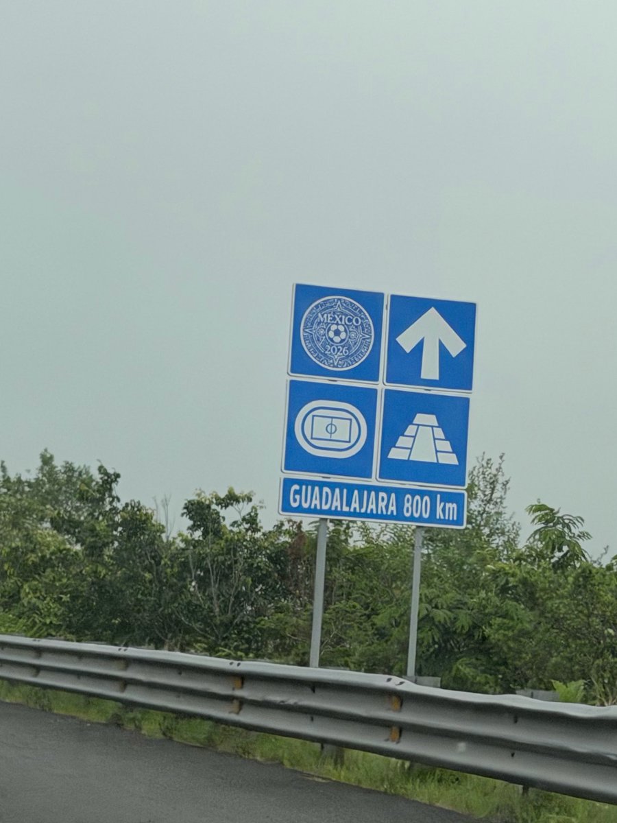 Chava_SD's tweet photo. Este letrero es nuevo y me llamó la atención porque lo vi saliendo del puerto de Veracruz y desde mi punto de vista no tiene sentido.

Alusivo al mundial de fútbol y a una de sus sedes mundialistas, pero ¿qué tiene que hacer un letrero así mostrando Guadalajara que está a 800 km de distancia.

Un letrero en el estado de Veracruz me haría sentido con información de CDMX que es otra sede mundialista. Uno de GDL me haría sentido en los alrededores de Guanajuato, Aguascalientes, Michoacán, CDMX, Querétaro, SLP.