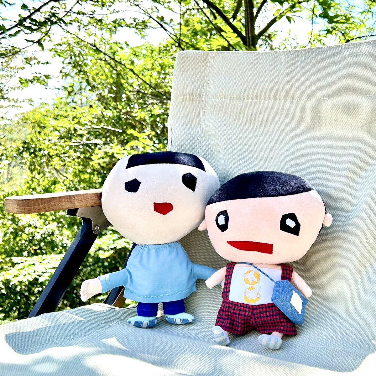 esoraworks's tweet photo. 今は大学生のお子さんが幼稚園のときに作った貼り絵✨屋根裏に保管していたそうです。
制服やスモックなどちゃんと表現されてますね💕
絵ではただの赤ですが、本当はファミリアの制服だったということで…勝手にアレンジです🎁「心揺さぶるサプライズ❣️」と感激していただきました🤩

#ぬいぐるみに https://t.co/LcaPszaTlG
