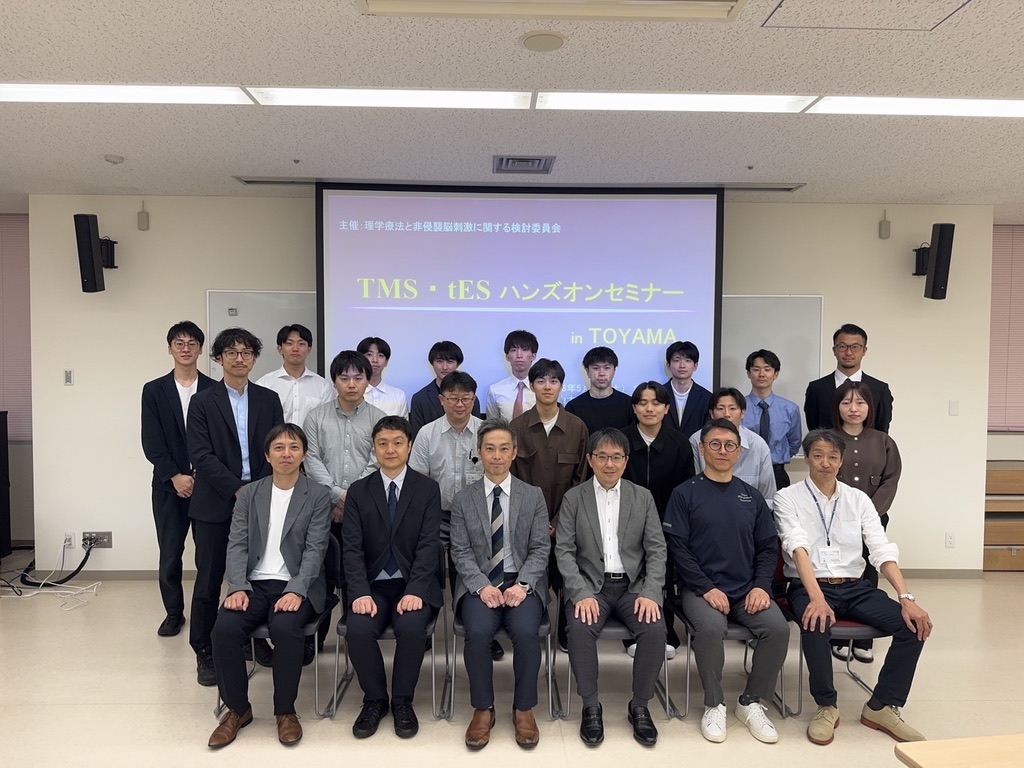 KanekoLab_TMU's tweet photo. 理学療法と非侵襲的脳刺激に関する検討委員会主催セミナー 〜 TMS・tESハンズオンセミナー in TOYAMA 〜に参加してきました。
TMS，tESに関する最新のトピックからハンズオンまで非常に充実した講習でした。
初学者から既に研究を行っている先生まで満足できるプログラムになっていました。 https://t.co/x7VypveTMk