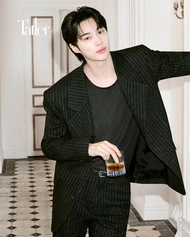 wooseokfiles's tweet photo. #ByeonWooSeok for Johnnie Walker Blue Label https://t.co/qcB5OYxCzb