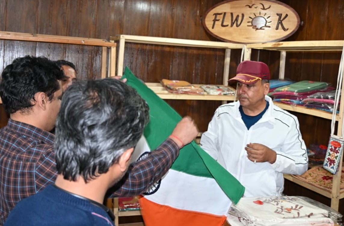 KupwaraTerriers's tweet photo. A team of national-level dignitaries from various platforms visited Barkat Bistro &amp; Riwayat today. 
They were briefed in detail about #FLWOK &amp; the mission of Barkat Bistro, empowering local women through skill &amp; enterprise. 
#IndianArmy
#FLWOK
#BarkatBistro
#KupwaraTerriers https://t.co/nYYstMqWfx