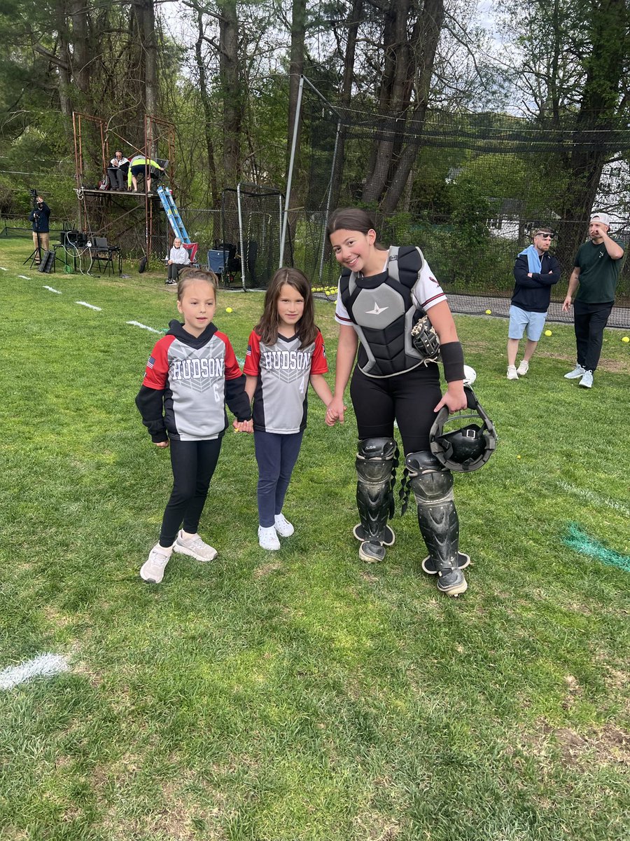 hawks_coachlb's tweet photo. Thanks to all the youth softball players for joining HHS softball tonight!! We appreciate you!! !❤️#futurehawks @HHSHawksAD @HYBS_Hudson https://t.co/KH3mQFdXJp