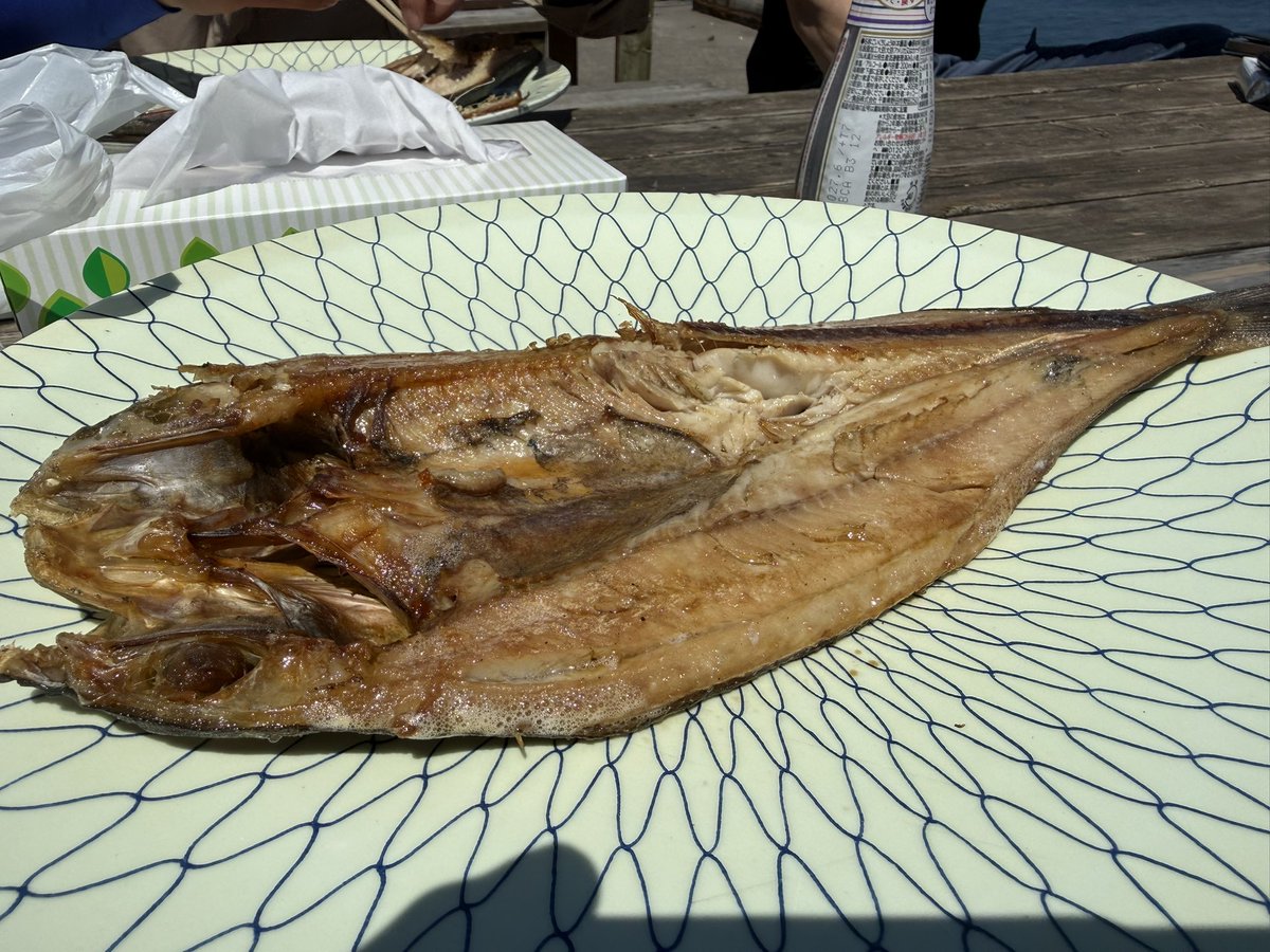 SYUN____0723's tweet photo. ホッケでかっ！
その場で焼いてくれて800円😃 https://t.co/oenF7iraN7