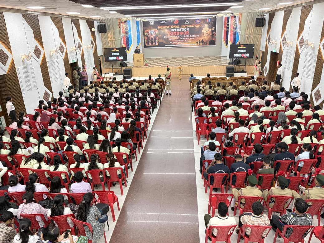 easterncomd's tweet photo. On the first anniversary of #OperationSindoor, the #IndianArmy’s #BrahmastraCorps, under the aegis of #EasternCommand, conducted insightful sessions and inspiring addresses at #APS, #Panagarh, #StAugustine'sDaySchool, #Barrackpore and #StXavier'sCollege, #Ranchi.
The outreach highlighted the mission’s valour, meticulous planning and operational challenges in safeguarding national integrity, while emphasising the vital role of youth as responsible information warriors in the digital age.
#ऑपरेशन_सिंदूर की प्रथम वर्षगांठ पर, #भारतीय_सेना की #BrahmastraCorps ने #पूर्वी_कमान के तत्वावधान में #APS #Panagarh, #StAugustinesDaySchool #Barrackpore एवं #StXaviersCollege #Ranchi में प्रेरणादायक एवं ज्ञानवर्धक सत्र आयोजित किए
इन सत्रों में मिशन की वीरता, सूक्ष्म योजना एवं #ऑपरेशनल चुनौतियों को रेखांकित करते हुए राष्ट्र की अखंडता की रक्षा में उनकी भूमिका को उजागर किया गया, साथ ही युवाओं को डिजिटल युग के जिम्मेदार सूचना योद्धा बनने के लिए प्रेरित किया गया।
#भारतीय_सेना
#पूर्वी_कमान
#IndianArmy
#EasternCommand
#YouthInspiration
#OperationSindoor
#BrahmastraCorps
@adgpi
@HQ_IDS_India
@SpokespersonMoD
@indiannavy
@IAF_MCC
@official_dgar
@IndiaCoastGuard
@ProDefKolkata
@HQ_DG_NCC
Facebook - https://t.co/bslKpKUjGL
Instagram - https://t.co/t0aAO3LGn7