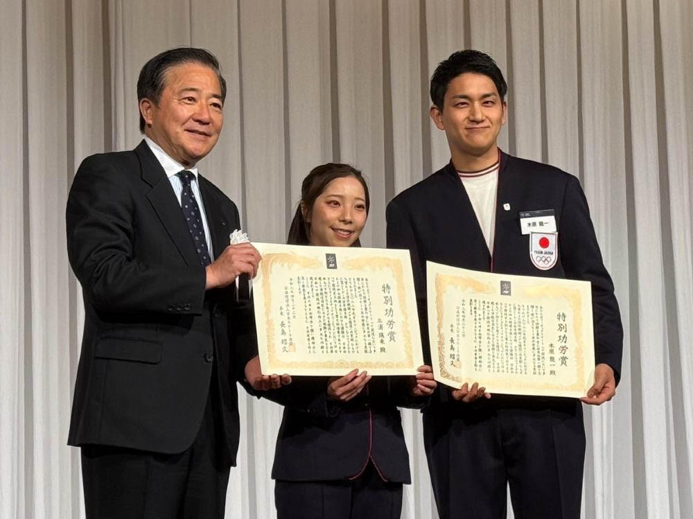 chukyofunclub's tweet photo. 令和7年度優秀選手表彰祝賀会で、本学園関係者が多数受賞🏆
#三浦璃来 選手、#木原龍一 選手、#鍵山優真 選手ら、中京大学や附属高校ゆかりのアスリートが栄誉に輝きました✨
詳細は記事をチェック✅
https://t.co/zyLHz1NXaB
#中京大学 #中京大 #フィギュアスケート #ショートトラック #りくりゅう https://t.co/i8a6pqyzbW