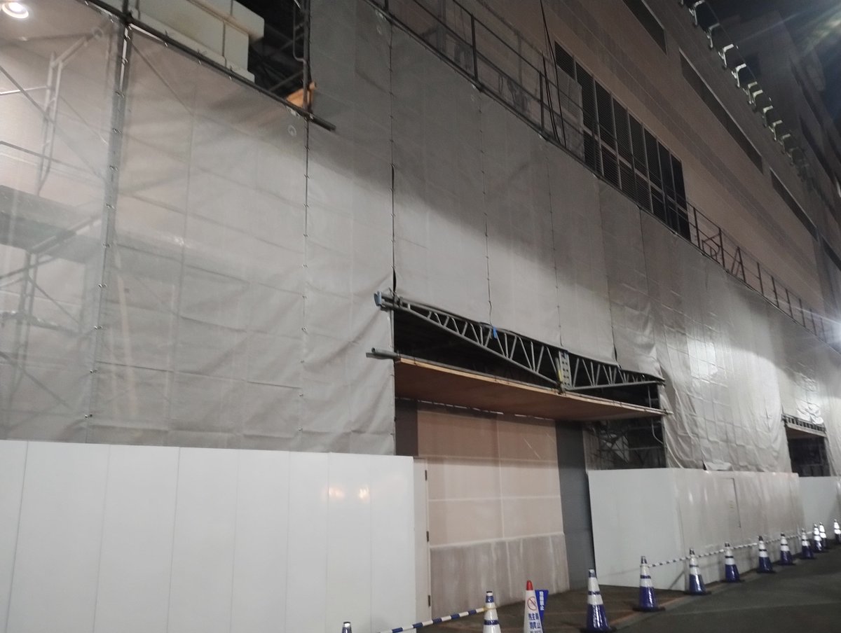 spk_super's tweet photo. 桑園のイオン、外壁工事してた。（＝5/11）。（桑園開発ビル外壁塗装他修繕工事） https://t.co/6C5di8oYKm