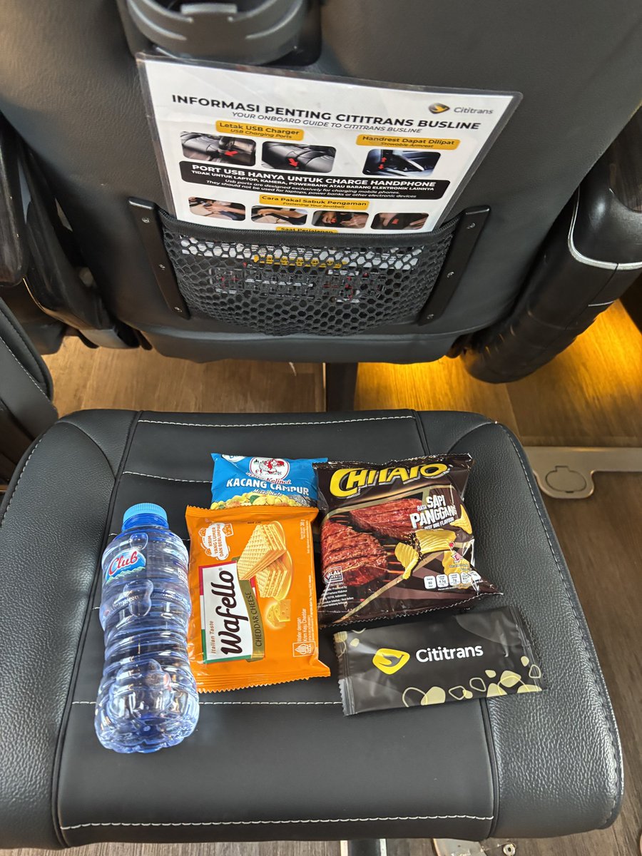 Ccookk_'s tweet photo. Hal yang paling disukai kalo naik bis;

Dapet free snack yang bervariasi dari tiap perusahaan otobus 🫵🫵😭 https://t.co/QrtH6biiv8