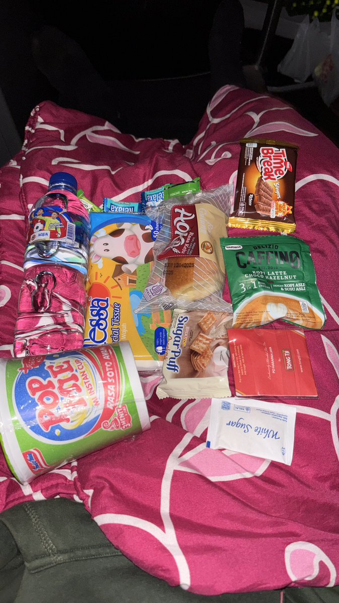Hal yang paling disukai kalo naik bis;

Dapet free snack yang bervariasi dari tiap perusahaan otobus 🫵🫵😭