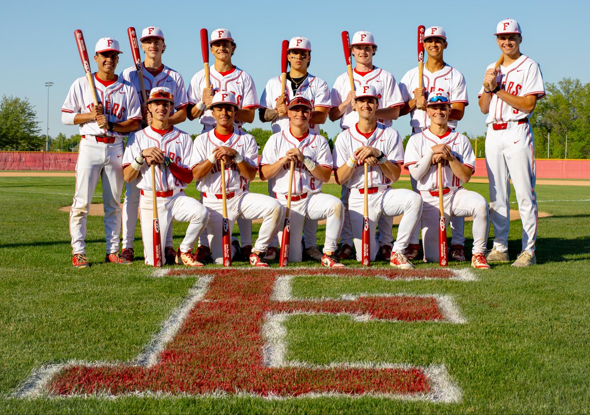 TigerBaseball17's tweet photo. Great night celebrating our 12 Seniors

#TigerBaseballFamily https://t.co/ZPS3OyKXL2