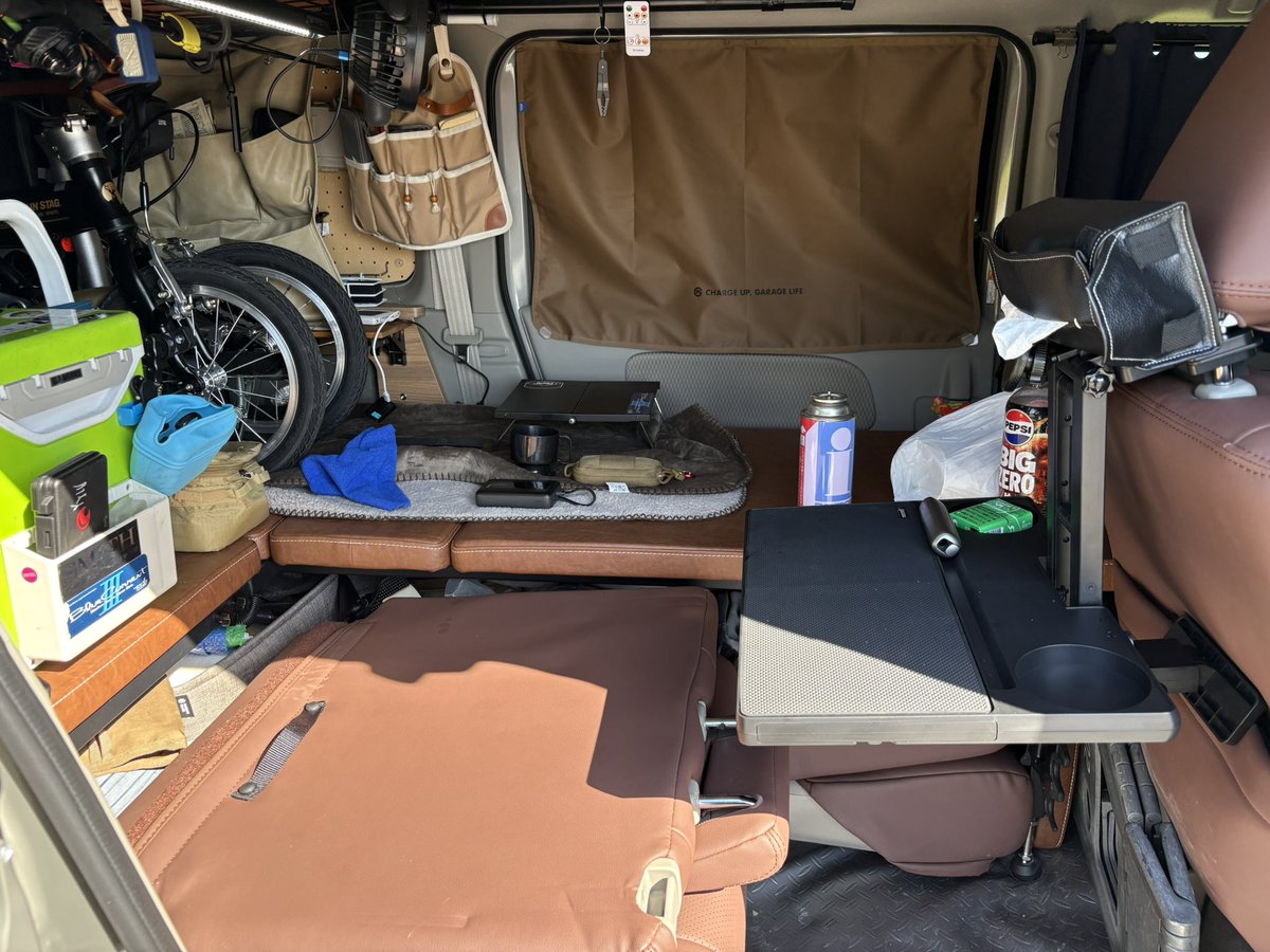 1973akira's tweet photo. 先日淡路島に車中泊しに行き、いつもは全面ベッドにしてたけど座ると頭が天井に当たってストレスになってたので片面を外して座席にしたところ居住感がめっちゃ上がった気がする😆
#淡路島
#車中泊 https://t.co/dPxdYfjZFY