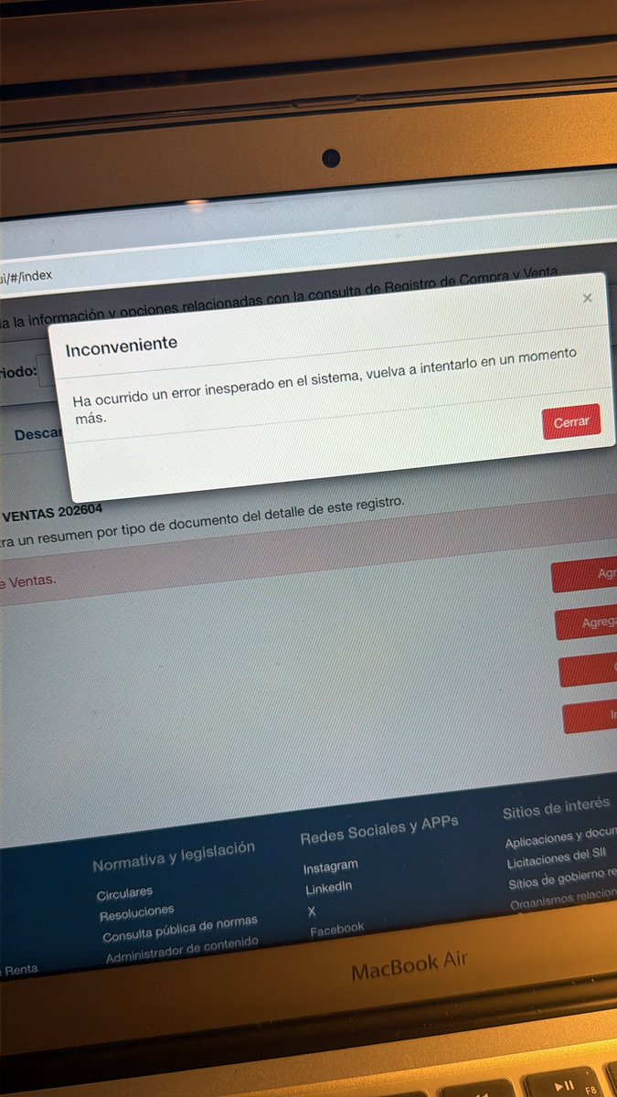 MANUEL511's tweet photo. @SII_Chile mandan correos amenazando que hay que pagar impuestos , como los pago en su mierda de página ??  El director sabe que hay una página donde se pagan los impuestos o se dedica a pasear tomando café y cobrando su 10 millones ? #sonunamierda https://t.co/8dwnEe71cc