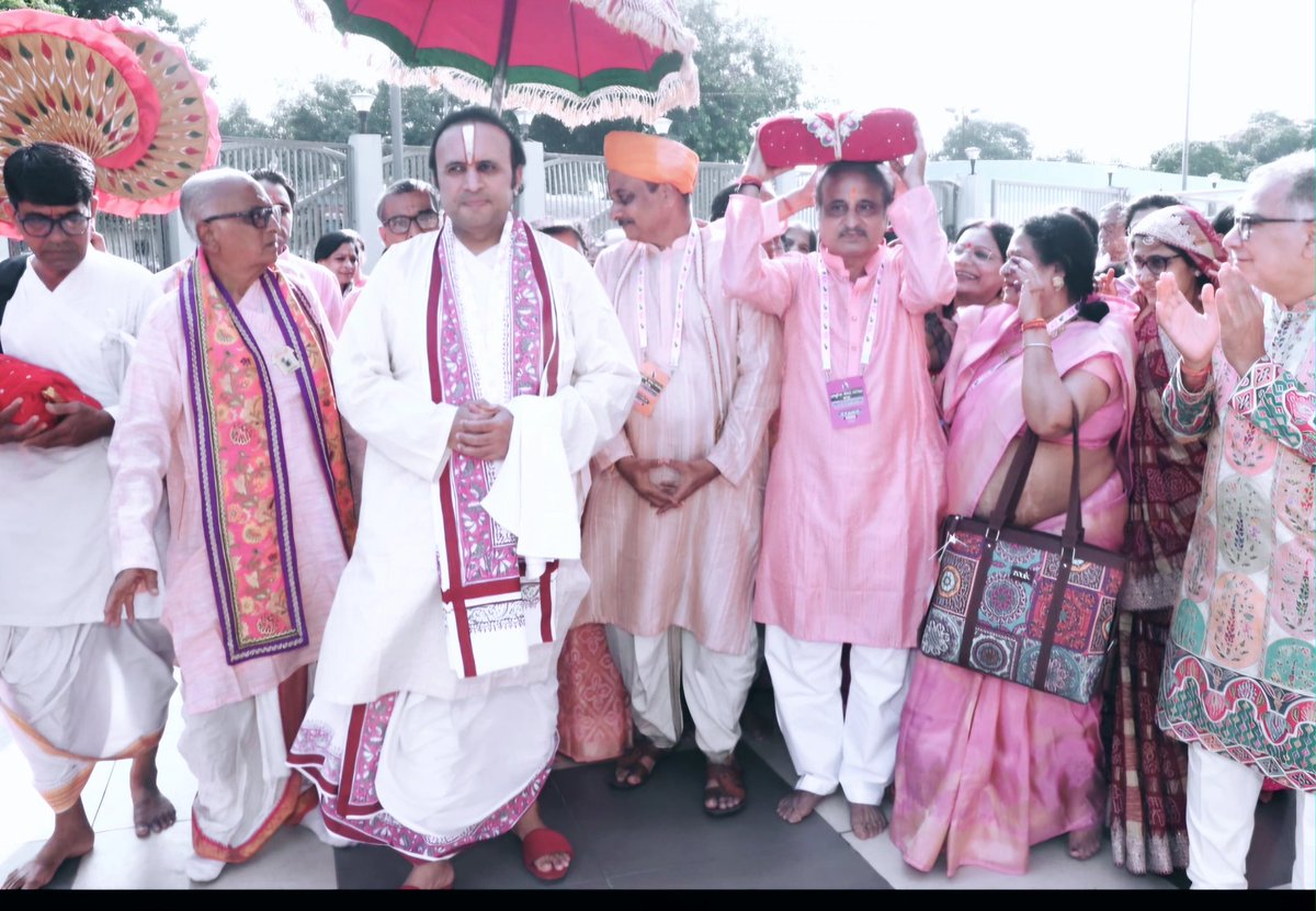 ShriYadunathji's tweet photo. Vaishnav Hriday Samrat Vaishnavacharya Shri Yadunathji Mahodayshri ke mukharvind se.. Dhan Dhanya Auditorium. KOLKATA me "SHRIMAD BHAGWAT RASPAN " ka DAY-1 https://t.co/cKldlWAgCI