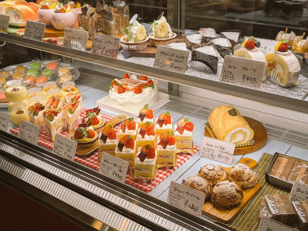hakodatecake's tweet photo. ガトーフレーズです。
母の日も終わり　すっかり落ち着いたケーキ屋ですが　本日もショーケースに商品を陳列しております。　
約半年続くイベントも終わり、
これから半年は暑さとの戦いが始まります(暑い夏はケーキより冷たいスイーツですね)
そんな感じで一年中戦います。
でもそれが楽しい！ https://t.co/r0b3H07nwp
