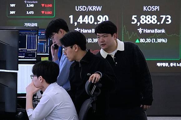 semivision_tw's tweet photo. South Korea has only about 52 million people, yet its active stock trading accounts have already exceeded 100 million. In other words, the number of trading accounts is nearly twice the population.

This is no longer just a stock market rally. It is a national balance-sheet event.

Young Koreans are aggressively moving from wages and real estate dreams into equities, ETFs, leveraged products and crypto. South Korea has also become one of the world’s most active crypto markets, with Korean won trading pairs reportedly accounting for around 30% of global spot crypto volume.

So when the KOSPI broke above 7,800 for the first time, the move was not just about Samsung, SK Hynix or AI memory. It reflected a broader national shift: capital, policy, retail investors and semiconductor fundamentals all moving in the same direction.