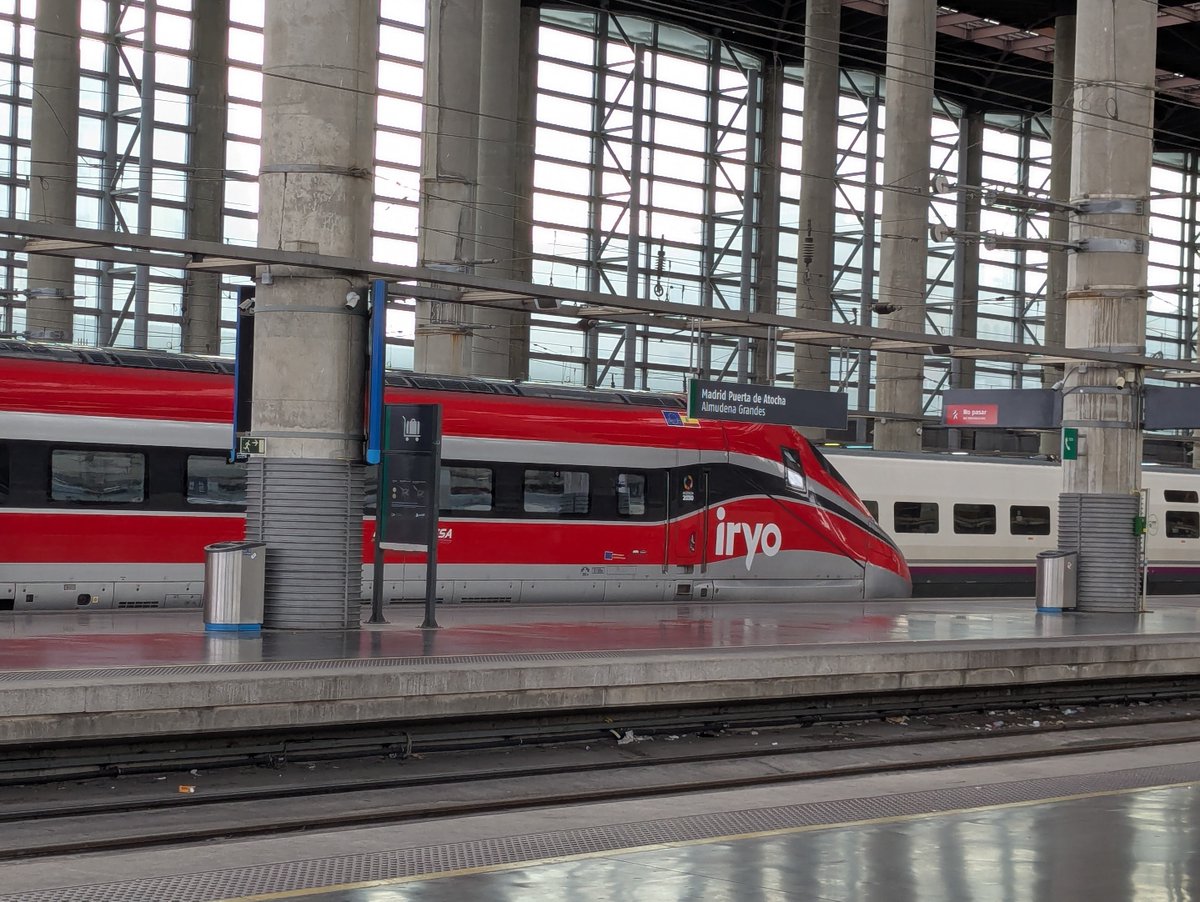 Unoscuantostre1's tweet photo. Frecciarossa de @iryo_eu llegando a Madrid-Puerta de Atocha. #Iryo #tren #ferrocarril #Madrid https://t.co/dH4DIdZcKX