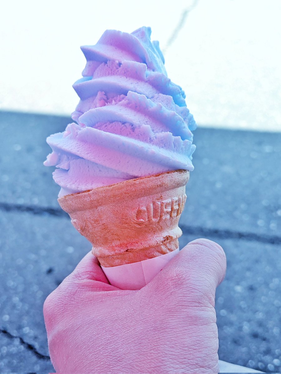 ソーダのソフトクリーム美味!🍦🩵 屋根のせいで赤くなったから青に ソーダのソフトクリーム美味!🍦🩵 屋根のせいで赤くなったから青に