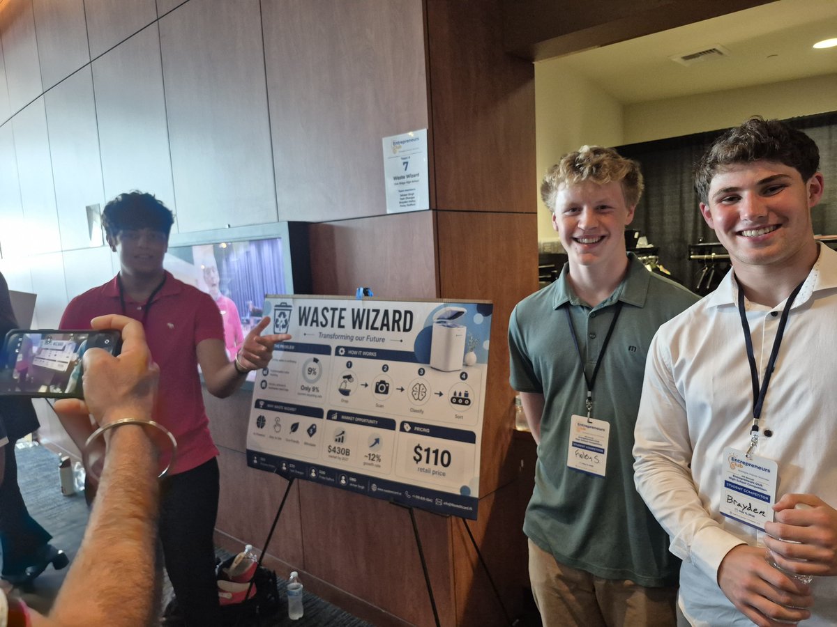 ORHSEDH's tweet photo. Oak Ridge Entrepreneur Club Representing at the Regional Showcase! We love the creativity and hard work. https://t.co/7civCqjwlV