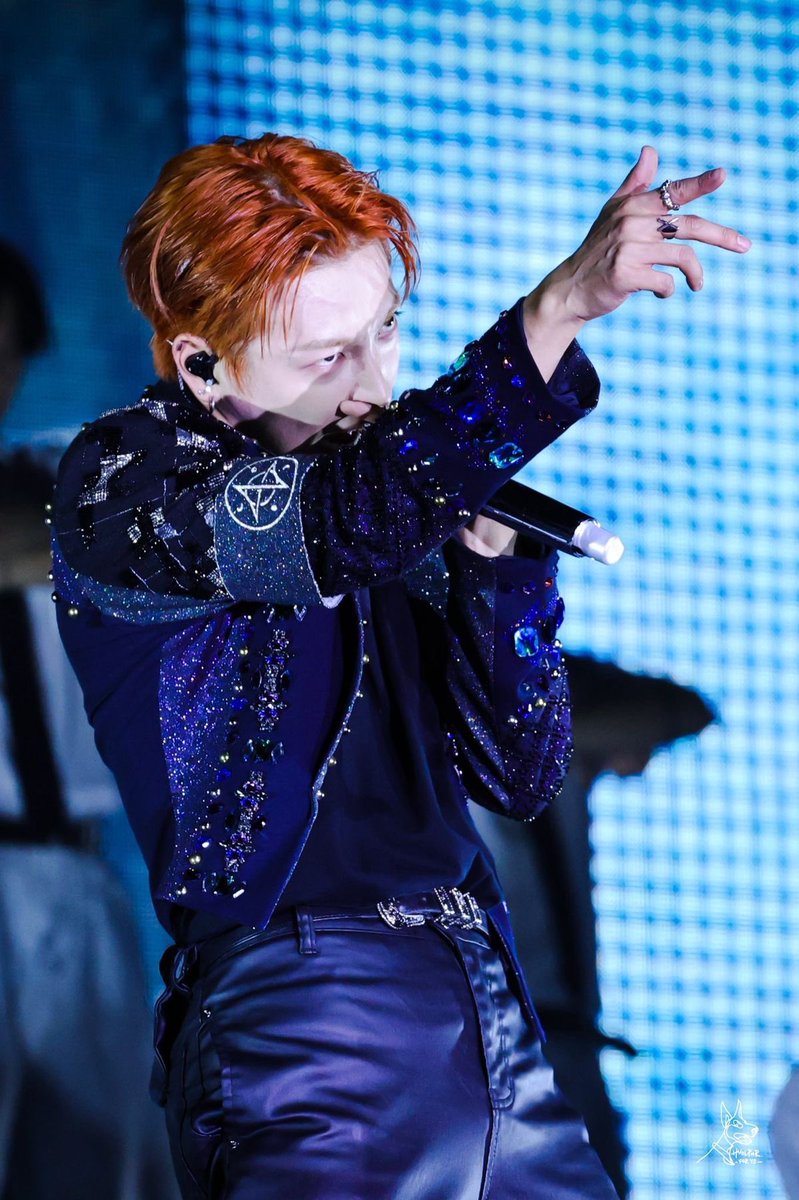 topazfanatic's tweet photo. he takes control of the stage and i think that’s hot https://t.co/giPEN2rxuR
