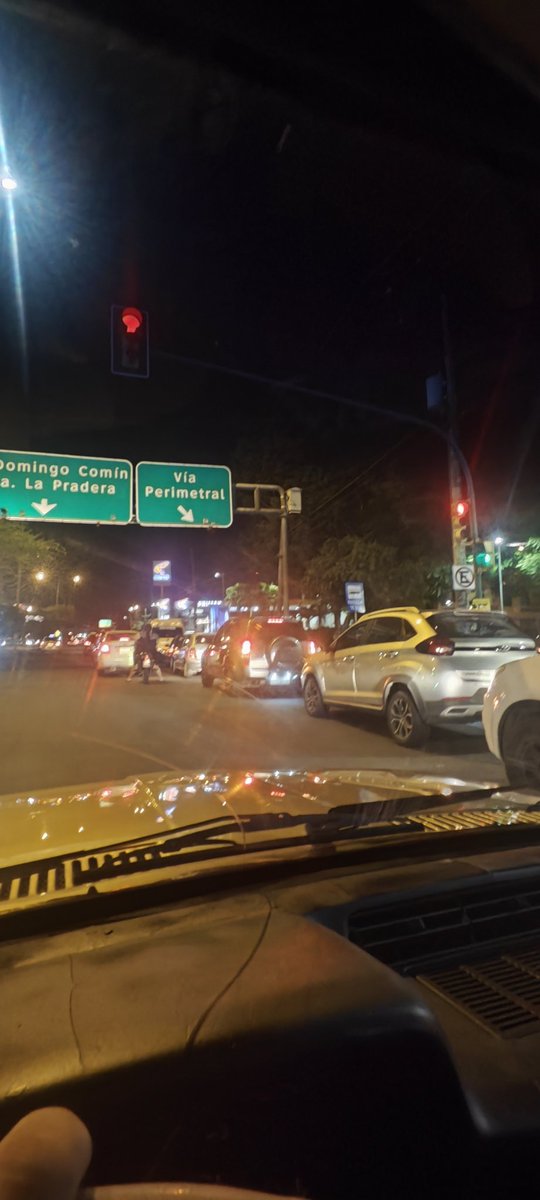 RIXANDY's tweet photo. @EmergenciasEc Av 25 de julio.... Algunos lugares ya estaban cerrando el servicio y otros como los del video y la foto https://t.co/fwWFyVmsB6