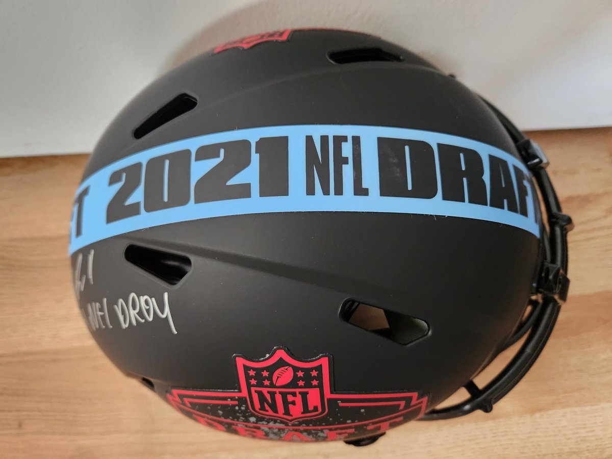 5StarSignatures's tweet photo. We have a signed 2021 Draft Full Sized Authentic Helmet signed by Micha Parsons! Parsons was drafted in the 1st Round by the Dallas Cowboys, and was the 2021 Defensive Rookie of the Year! Parsons autograph is authenticated by Fanatics and Beckett! #5StarSignatures https://t.co/IvLNuk8joq