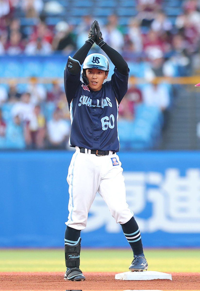 sanspo_swallows's tweet photo. 【球界ここだけの話（4140）】#ヤクルト #武岡龍世 と新玉ねぎ　両親がつくる玉ねぎを使ってよく自炊するメニューは https://t.co/7mdhdayL7r

🧅親孝行な #武岡ファーム の広告塔🧅
活躍すると、玉ねぎの注文数も増えるそうです👀

#スワローズ #swallows #燕心全開 #サンスポ https://t.co/K2yDC8Wltp