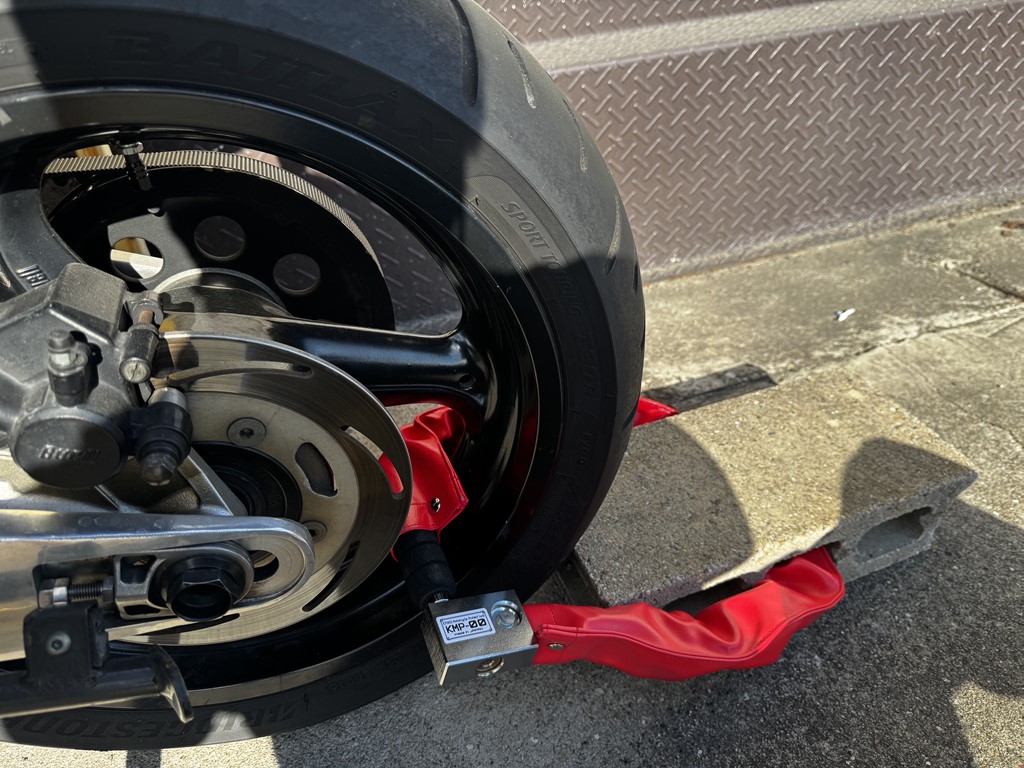 Kitaco_Lock's tweet photo. 【盗難対策の基本】
①ハンドルロック（必須）
②車体カバー（必須）
⓷地球ロック（困難な方は重い物をロックに通して）
④アラーム（有効）
⑤GPS（有効）
⑥防犯カメラ（有効）
⑦明るい駐車場所（センサーライトなど有効）
1つより2つ、2つより3つ。
盗難犯に「やめよう」と思わせる対策を。 https://t.co/THraQW8m5A