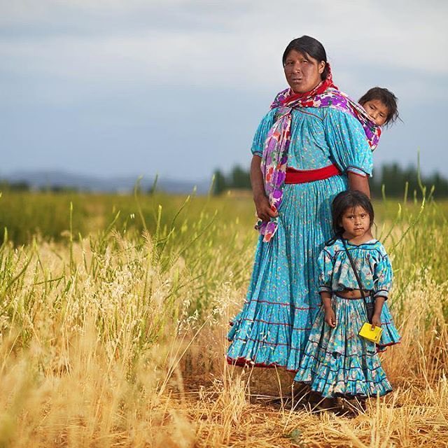 BCobre's tweet photo. En lo profundo de la Sierra Tarahumara, vive el pueblo rarámuri, conocido también como tarahumaras, que significa “los de los pies ligeros”. Se dice que desde hace mucho tiempo aprendieron a convivir con uno de los territorios más impresionantes de México (Copper Canyon) https://t.co/yEFGjAZ9Ku