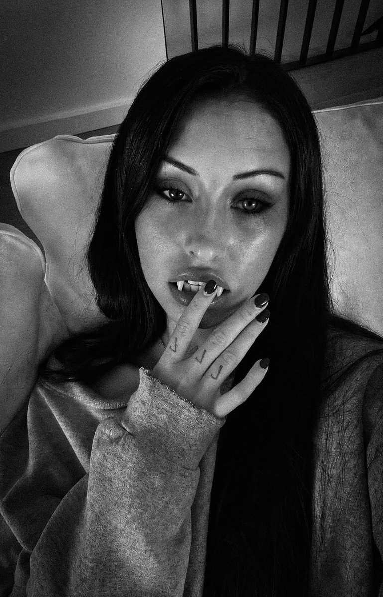 Weed Woman - Naomi Greenbriar Van Helsing Denali tweet media