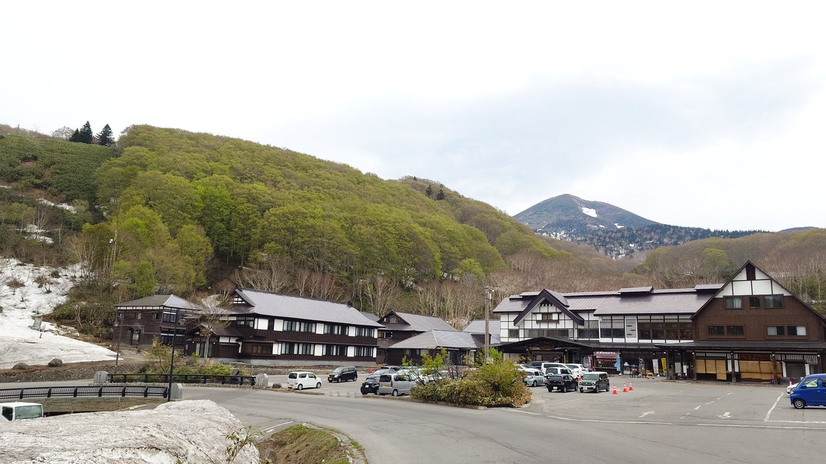 yunjii7920's tweet photo. #八甲田　#酸ヶ湯　の　#定点写真

5/12 お昼12時の天候
曇り
15℃
風やや強
積雪50cm

こんにちは
涼しい風が吹いています

今日の予報は
曇り時々晴れ
最高気温15℃

時々太陽が顔を覗かせていますが風が冷やかで肌寒いです。防寒対策してお越しください。日に日に緑が濃くなってらよ〜
#八甲田山 https://t.co/iptO5rApz8
