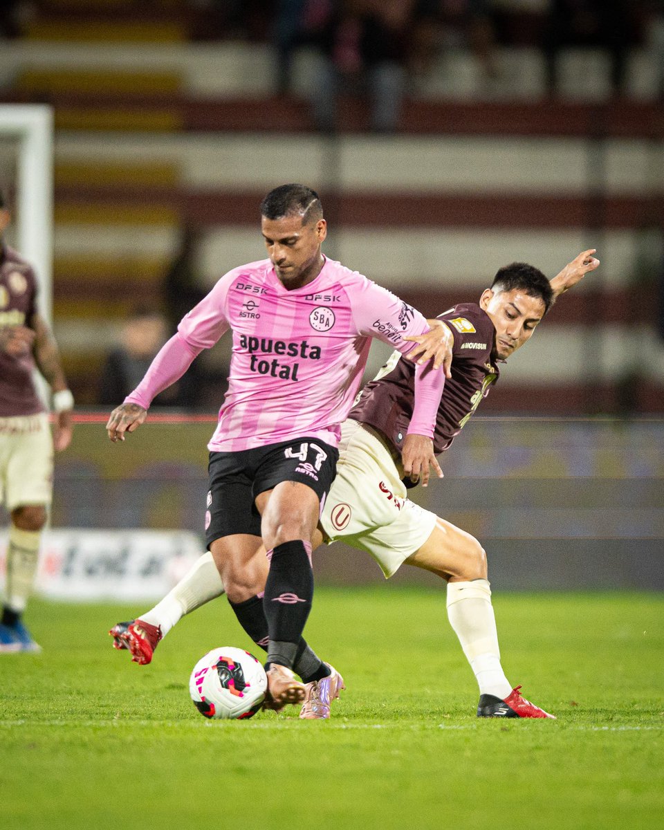 futbro_pe's tweet photo. ¡SE DESPIDEN DEL APERTURA! 👋🏼⚽️

S. Boys y Universitario igualaron sin goles en el Callao en el cierre de la fecha 14 del Torneo Apertura.

🟥 José Carabalí fue expulsado en el minuto 1’ de juego.

🟡 La ‘U’ se encuentra a 8 puntos de la punta.

🟣 S. Boys suma 13 pts (16 puesto) https://t.co/h4nffyn9dy