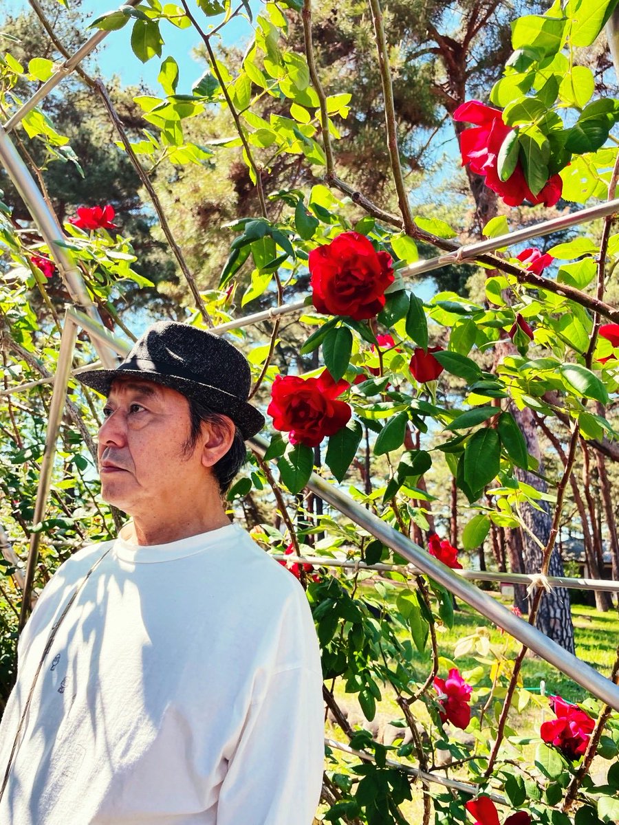 DonCarlosV3's tweet photo. #花とおじさん #flowerman https://t.co/UrNPnvnhQt