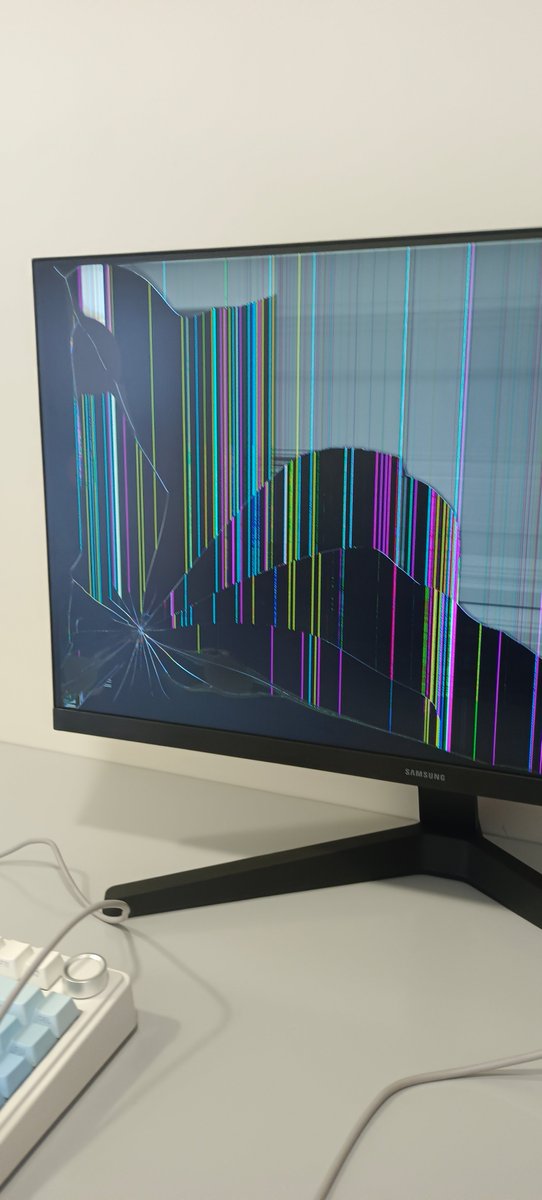 Elvuine's tweet photo. Never putting monitor in checked luggage ever again 💔🥀 https://t.co/YRHhhSOSxx