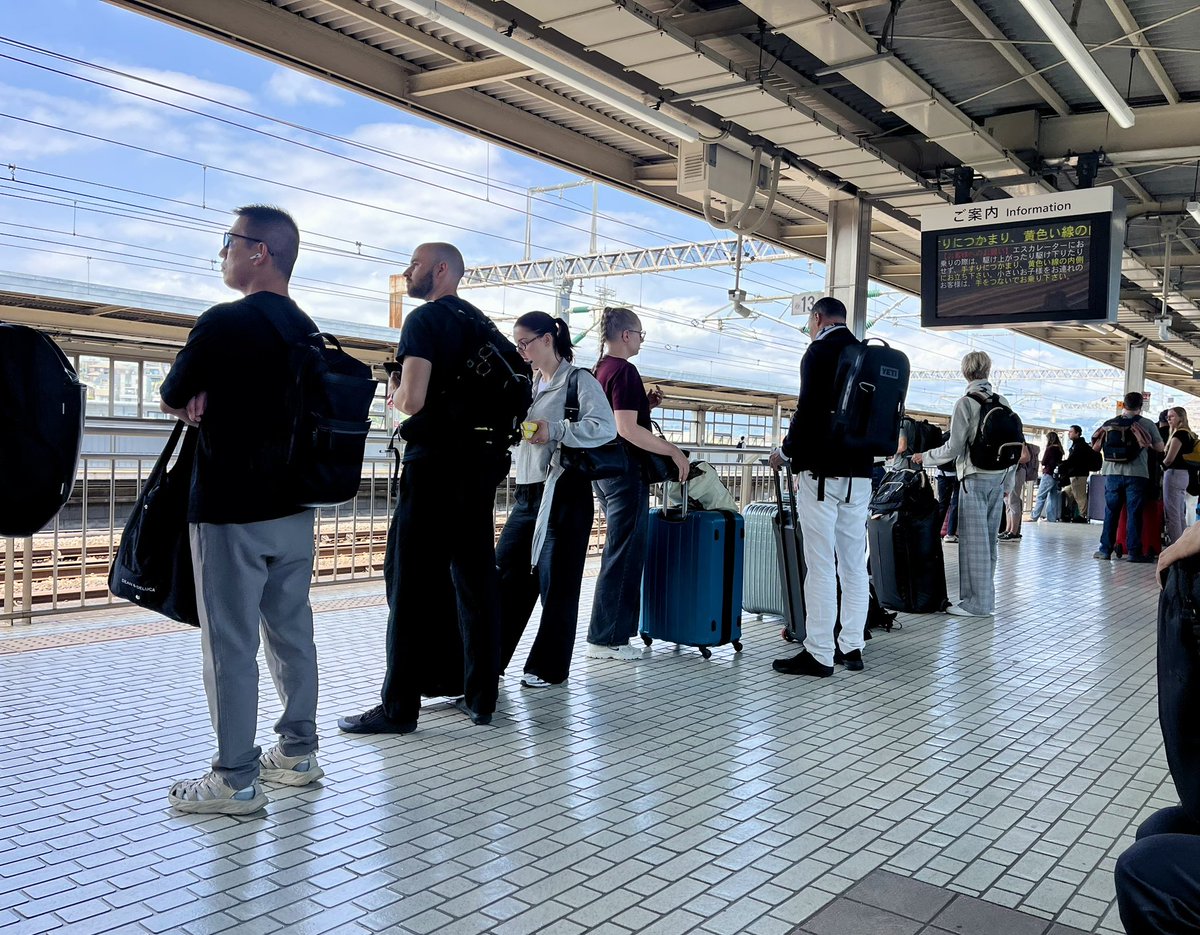 555jpn_eng's tweet photo. 今日も新幹線の座席は7割近くが外国(ほぼ白人)のお客様。後ろの席の方々はフランス人かな

ホームの駅員さんの Please stay behind the yellow line!! の連呼が最近とても怖いです😱
安全運行は第一優先ですが日本を訪問してくれたゲストへのホスピタリティとバランスを取ってもらえるとうれしいです https://t.co/9WrmdZtims