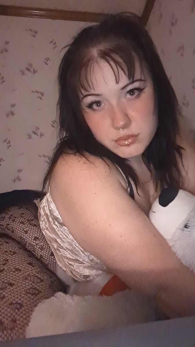 taylorkusanagi's tweet photo. took these on my bday (that was kinda ruined but wow cute)📈🖤😋
the dark hair rocks but the blonde n blue give 🐚⛴️🐠🌊🧜‍♀️ https://t.co/M3rUZQZHDP