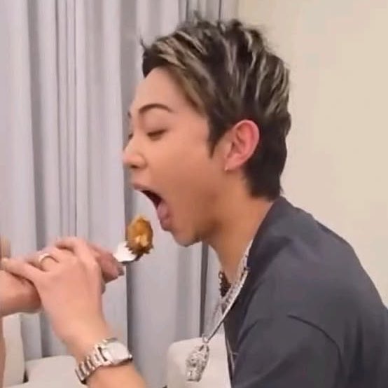 wwooryul's tweet photo. ryul.. why is he always stuffing food in his mouth 😭 https://t.co/AF47jb2Ya0