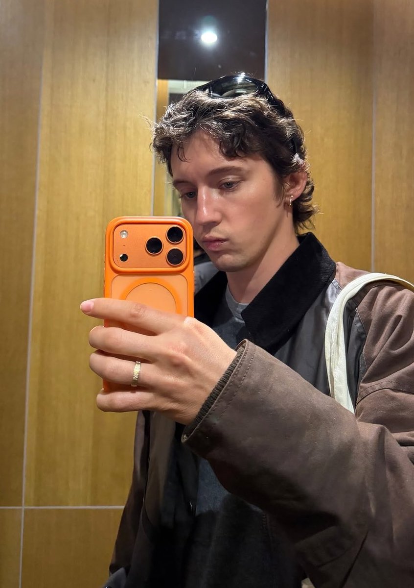 Update Troye Brasil tweet media