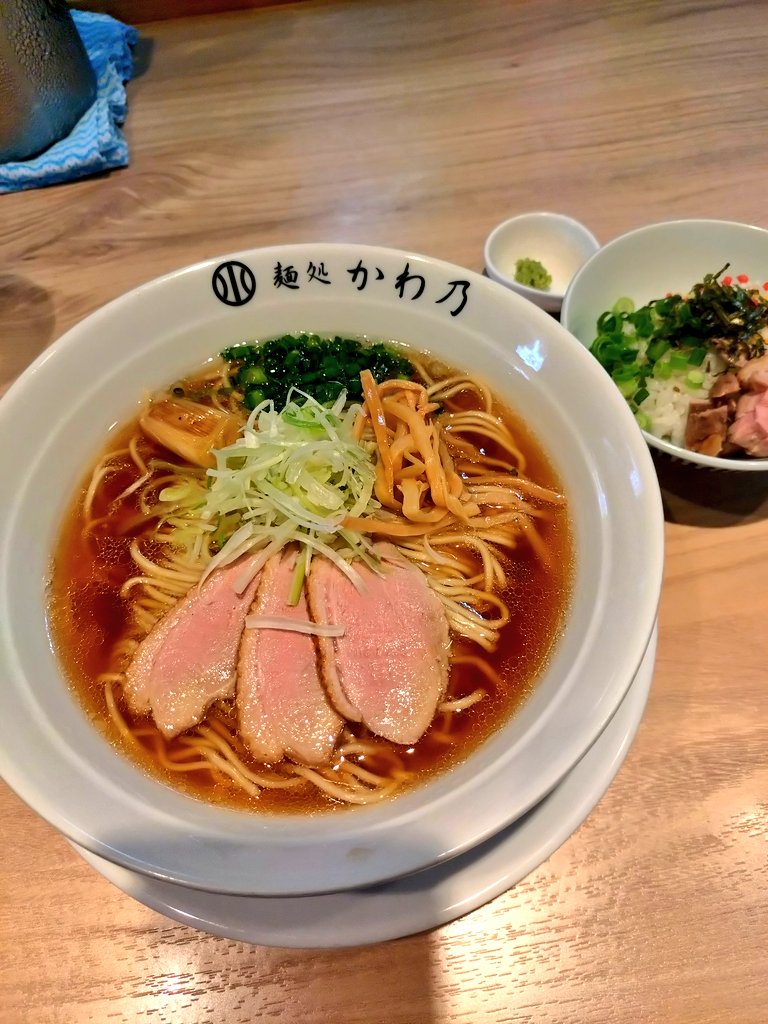 ara_pin's tweet photo. 麺処かわ乃@千本丸太町
鴨そば＋鴨ご飯小　1200円
キレイに盛り付けられたラーメンは鴨の出汁がじんわり香り、ストレート麺に絡んで大変美味しいです。
鴨肉もジューシーで最高です。
出汁茶漬け風にして食べるご飯でしっかり〆られました。
店員さんもいい。 https://t.co/jCSZpCyBLe